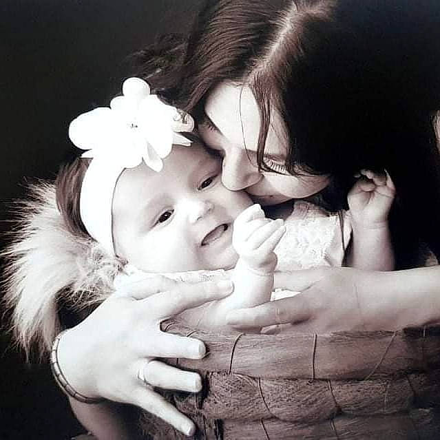 Cléa participe au concours pour gagner de l'argent avec cette photo : baby, cheek, eye, face, finger, flash_photography, gesture, hair, hand, happy, headwear, interaction, lip, mammal, mouth, nose, people_in_nature, person, photograph, plant