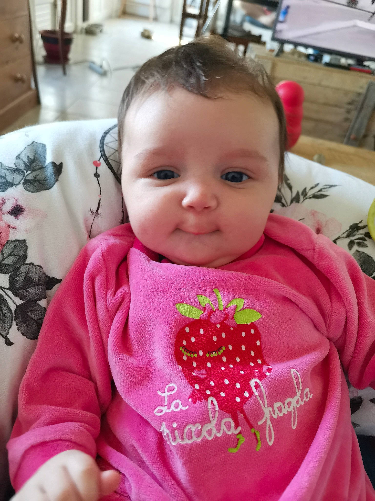 Cléa a rejoint le concours — aidez-le/la à gagner de superbes lots ! baby, baby_toddler_clothing, bib, chair, cheek, child, chin, face, fun, happy, magenta, person, pink, room, sitting, sleeve, t_shirt, table, toddler