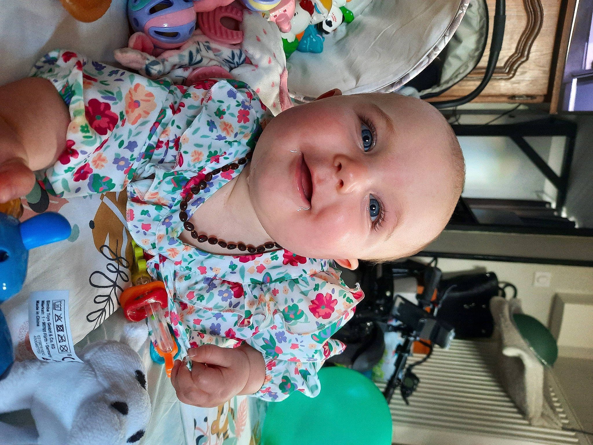 Charlyne a rejoint le concours — aidez-le/la à gagner de superbes lots ! baby, baby_toddler_clothing, cheek, child, eye, finger, fun, green, hand, happy, head, human_body, iris, mouth, nose, people, person, skin, smile, toddler