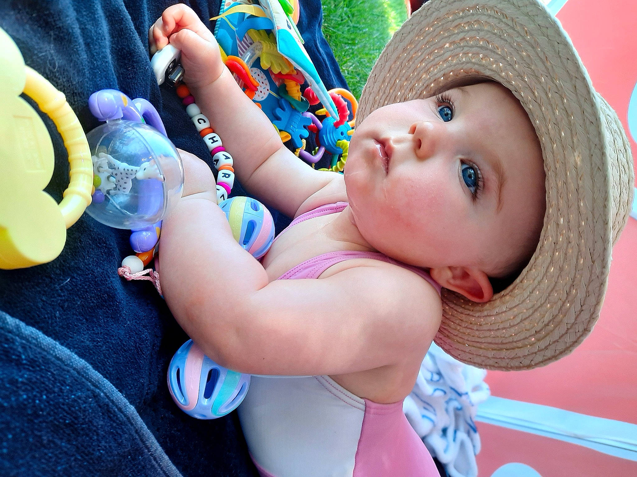 Charlyne a rejoint le concours — aidez-le/la à gagner de superbes lots ! azure, baby, baby_toddler_clothing, blue, cap, cheek, child, finger, fun, hand, happy, headwear, human_body, leisure, nail, person, pink, plastic_bottle, product, skin