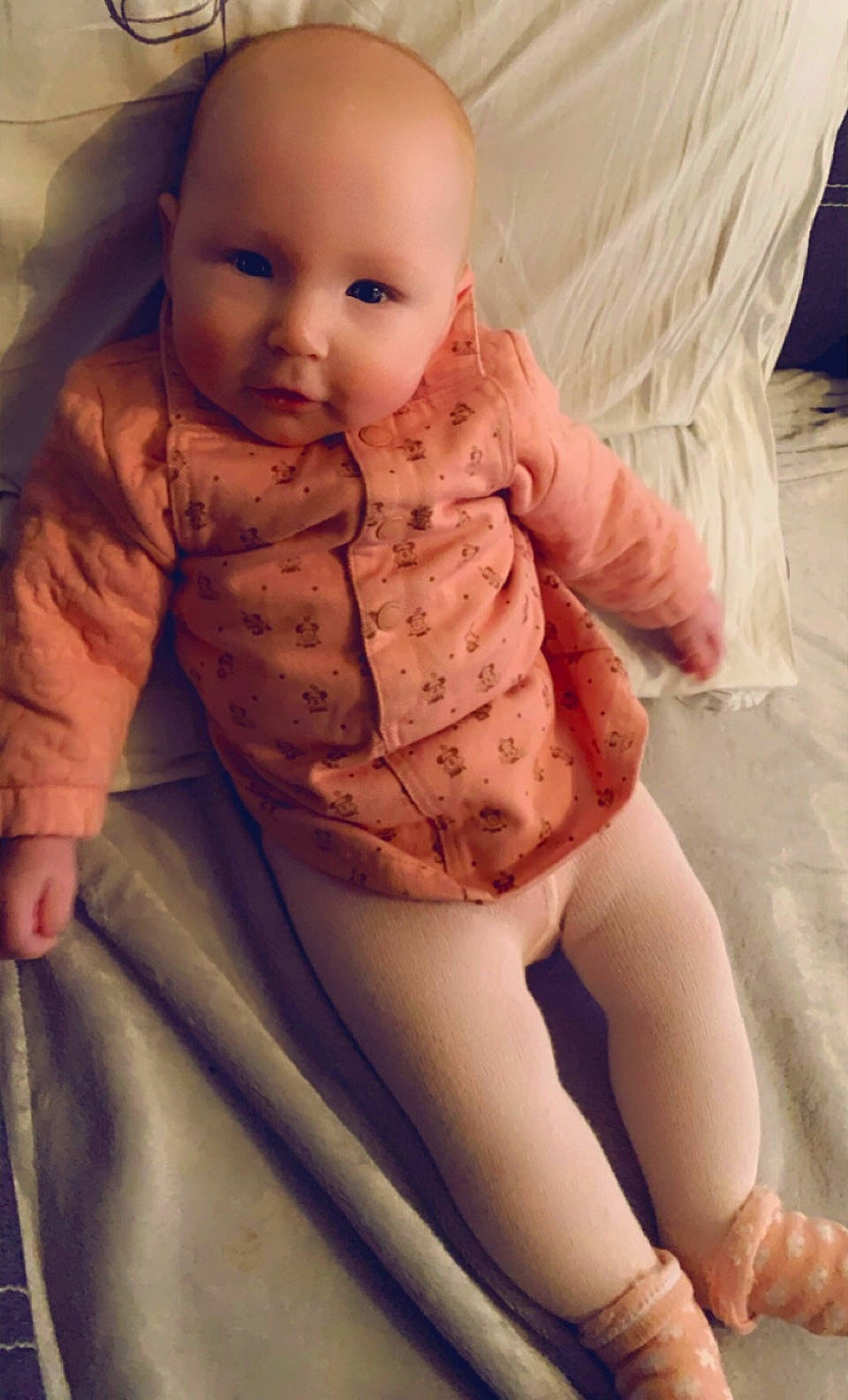 Mia a rejoint le concours — aidez-le/la à gagner de superbes lots ! abdomen, baby, baby_products, baby_safety, baby_toddler_clothing, cheek, child, comfort, flesh, human, human_body, linens, mammal, mouth, nose, peach, person, pink, skin, stomach