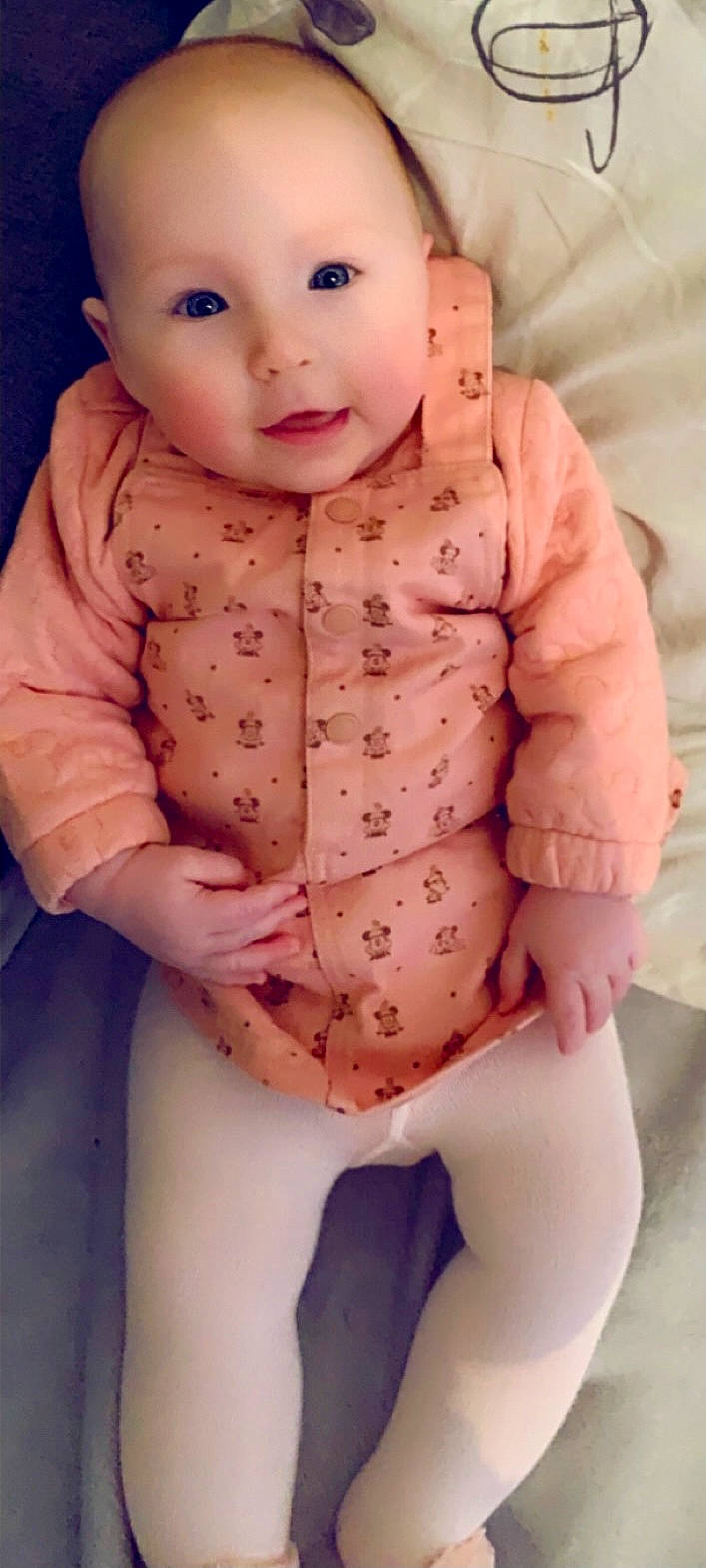 Mia participe au concours pour gagner de l'argent avec cette photo : abdomen, baby, baby_toddler_clothing, button, cheek, child_model, forehead, human_body, joint, lip, long_sleeved_t_shirt, organ, peach, person, pink, skin, sleeve, standing, stomach, toddler