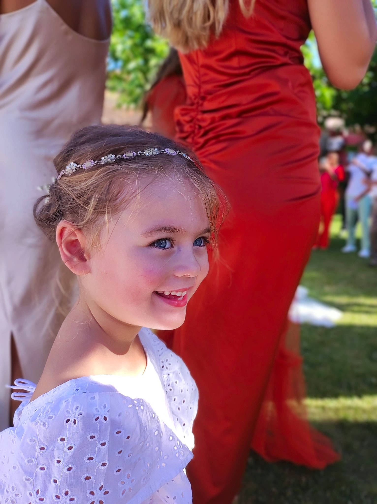 Éloïse a rejoint le concours — aidez-le/la à gagner de superbes lots ! beauty, blue, bridal_accessory, child, dress, electric_blue, event, facial_expression, fun, hair, happy, headgear, headpiece, jewellery, joy, person, photograph, pink, purple, smile