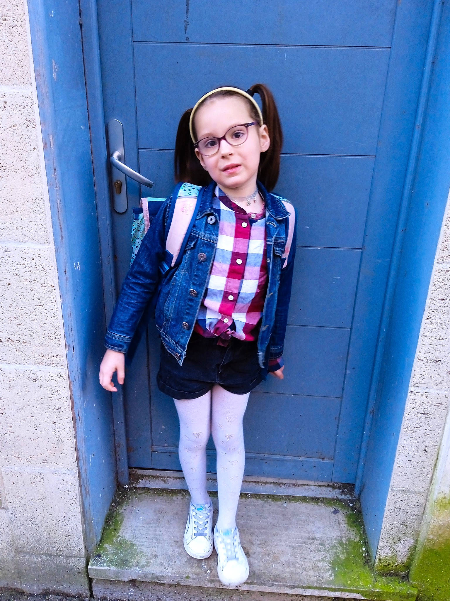 Oceane a rejoint le concours — aidez-le/la à gagner de superbes lots ! azure, bag, blazer, blue, denim, electric_blue, eyewear, face, fashion_design, hair, human_leg, knee, magenta, person, plaid, riding_boot, sleeve, t_shirt, tartan, thigh