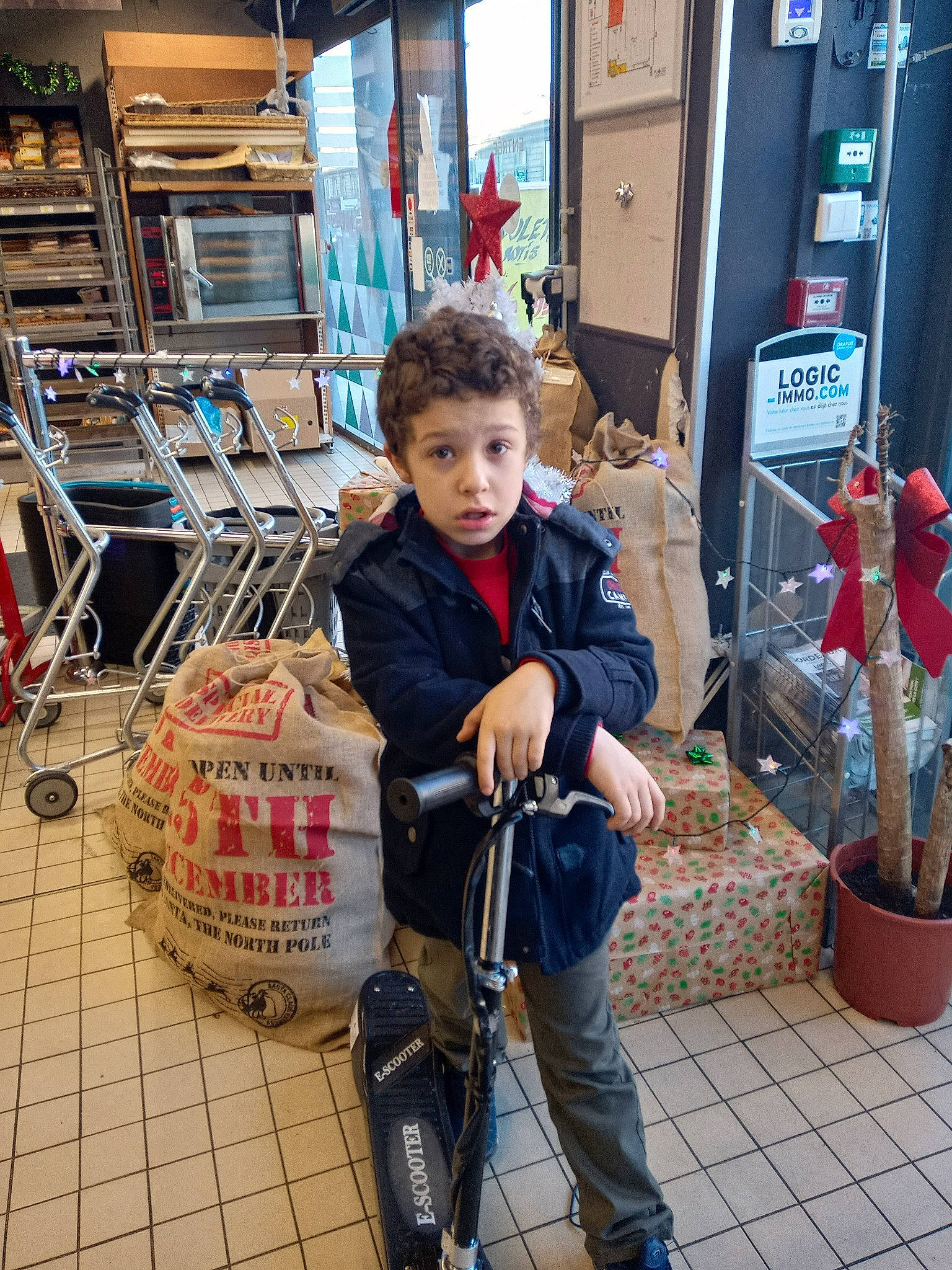 Nohan participe au concours pour gagner de l'argent avec cette photo : child, person, snapshot, street, surprise, tourism, vacation