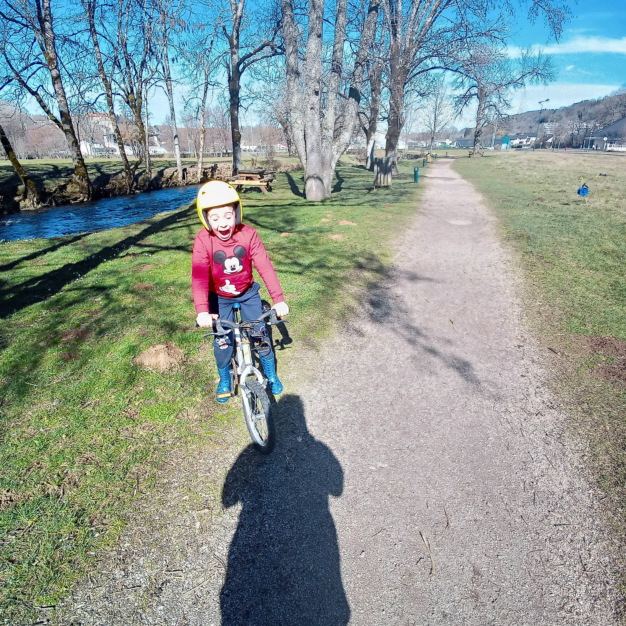 Nohan participe au concours pour gagner de l'argent avec cette photo : bicycle, bicycle_accessory, cloud, cycle_sport, cycling, cyclo_cross, endurance_sports, grass, headwear, mountain, mountain_bike, outdoor_recreation, person, recreation, road_bicycle, sky, sports_equipment, spring, tree, vehicle