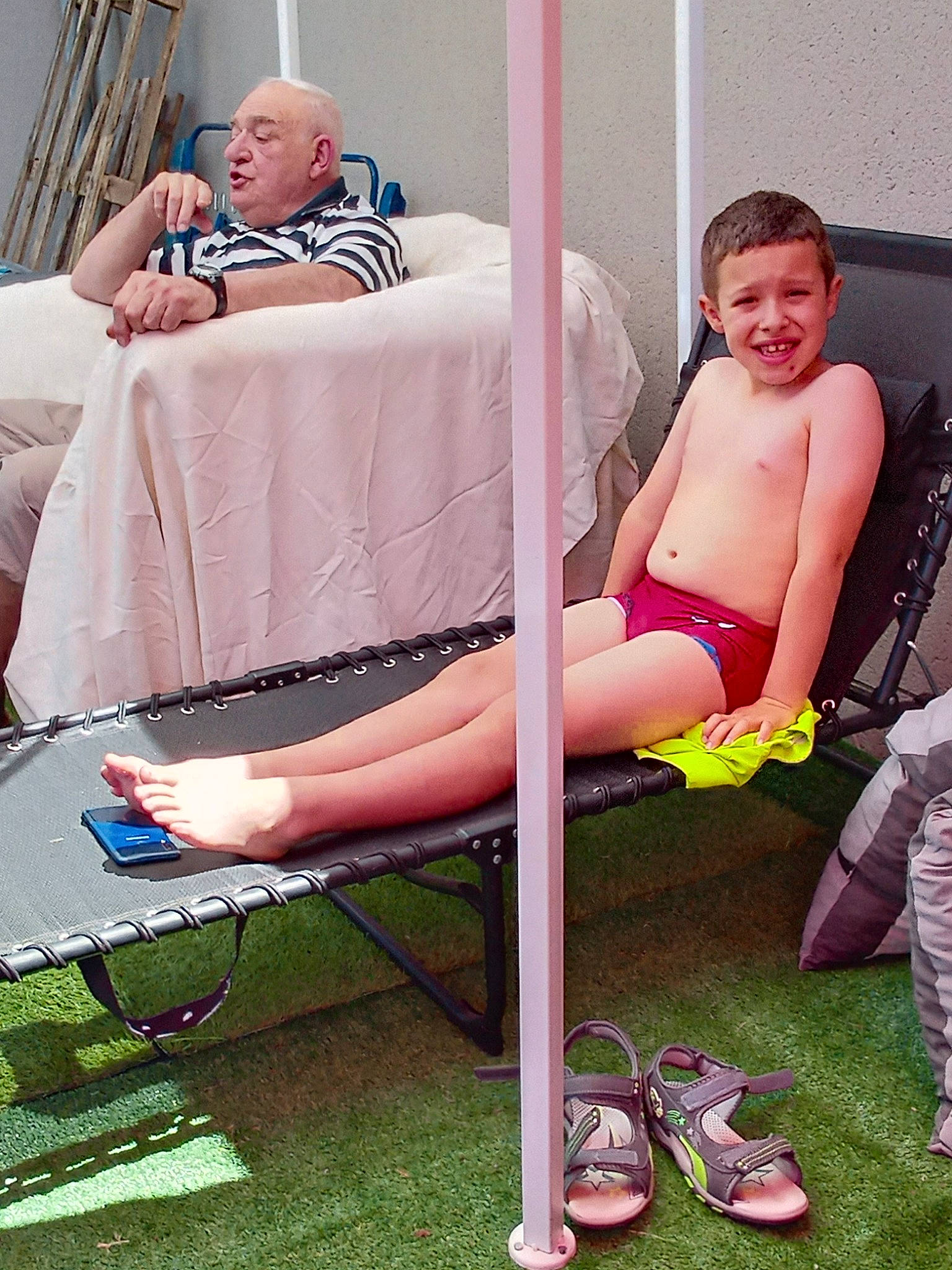 Nohan participe au concours pour gagner de l'argent avec cette photo : barefoot, child, foot, furniture, human_body, human_leg, joy, leg, leisure, person, pink, sitting, summer, swing, thigh, vacation