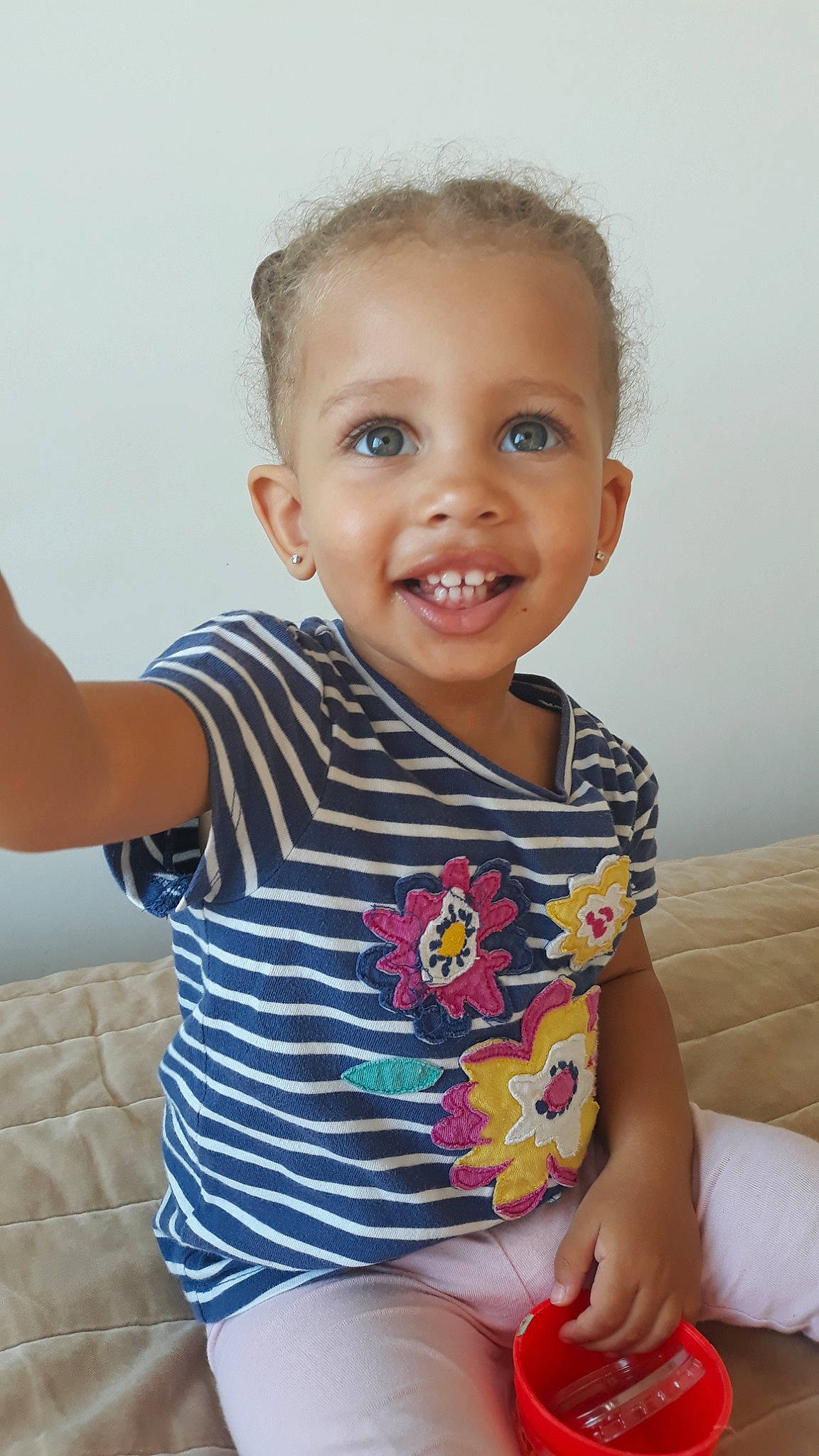 Kafiné a rejoint le concours — aidez-le/la à gagner de superbes lots ! arm, baby, baby_toddler_clothing, cheek, child, face, finger, joy, neck, person, skin, sleeve, smile, standing, t_shirt, toddler