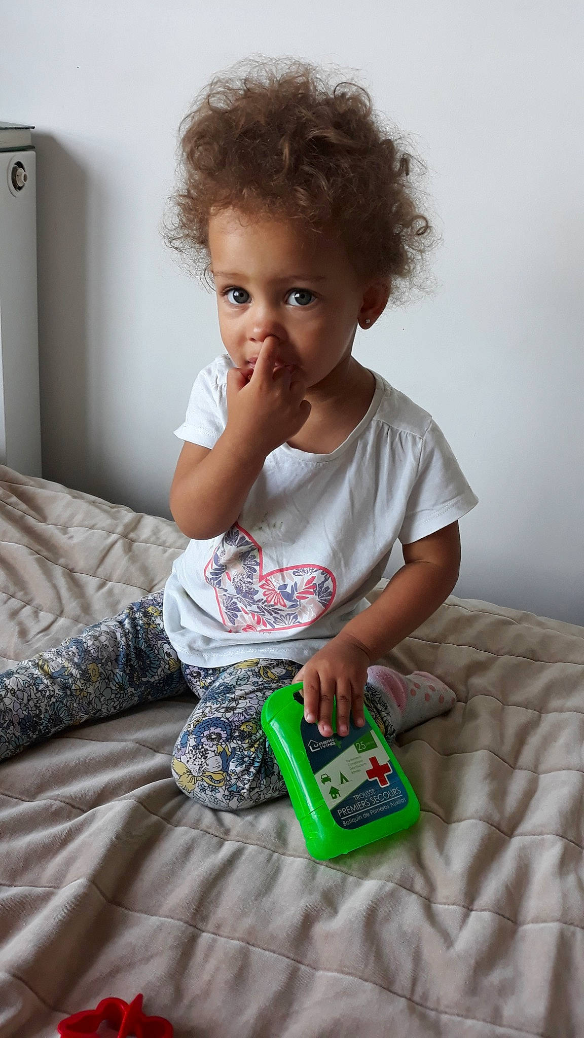 Kafiné a rejoint le concours — aidez-le/la à gagner de superbes lots ! child, person, play, sitting, t_shirt, technology, toddler, toy