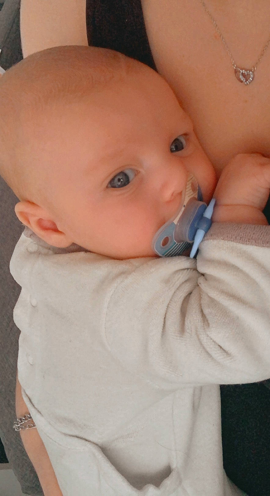 Enzo a rejoint le concours — aidez-le/la à gagner de superbes lots ! baby, baby_toddler_clothing, cheek, child, chin, close_up, comfort, eyebrow, eyelash, finger, gesture, happy, iris, lip, mouth, nose, person, skin, sleeve, thumb