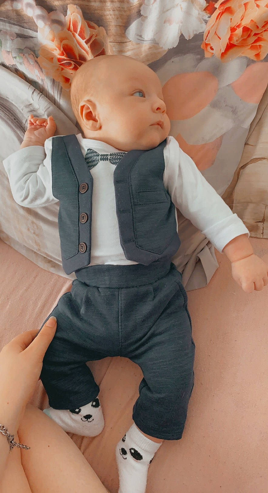 Enzo a rejoint le concours — aidez-le/la à gagner de superbes lots ! baby_toddler_clothing, cheek, collar, doll, dress_shirt, finger, gesture, human, human_body, joint, leg, outerwear, person, pink, skin, sleeve, textile, thigh, toy, waist