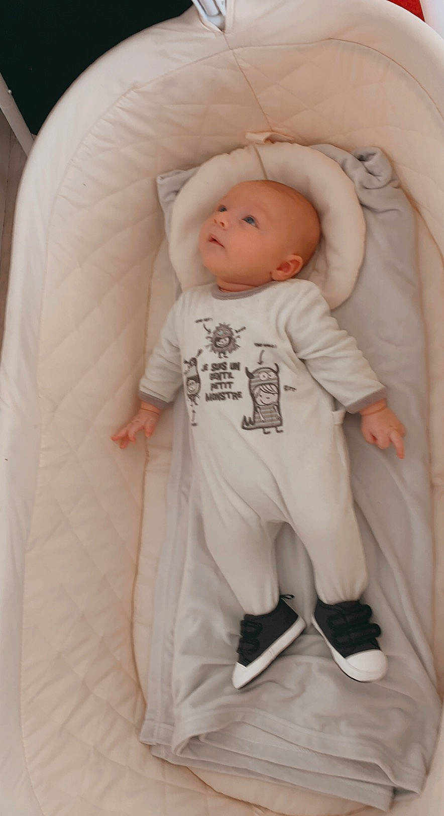 Enzo a rejoint le concours — aidez-le/la à gagner de superbes lots ! baby, baby_products, baby_safety, baby_sleeping, baby_toddler_clothing, baby_toys, bedding, bedtime, cheek, child, comfort, face, infant_bed, linens, nap, person, room, sitting, sleep, sleeve