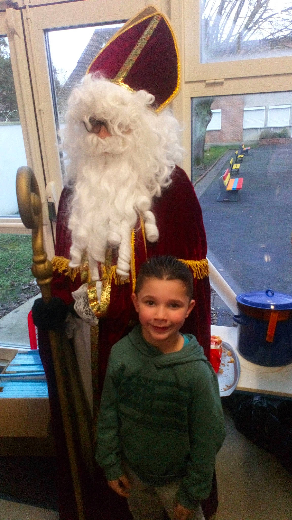 Talian participe au concours pour gagner de l'argent avec cette photo : child, christmas, costume, event, fictional_character, fun, holiday, lap, person, product, santa_claus, toddler