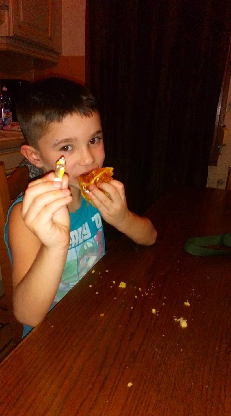 Talian a rejoint le concours — aidez-le/la à gagner de superbes lots ! boy, cheek, child, eating, finger, floor, flooring, fun, girl, hand, leg, mouth, nose, person, play, skin, toddler