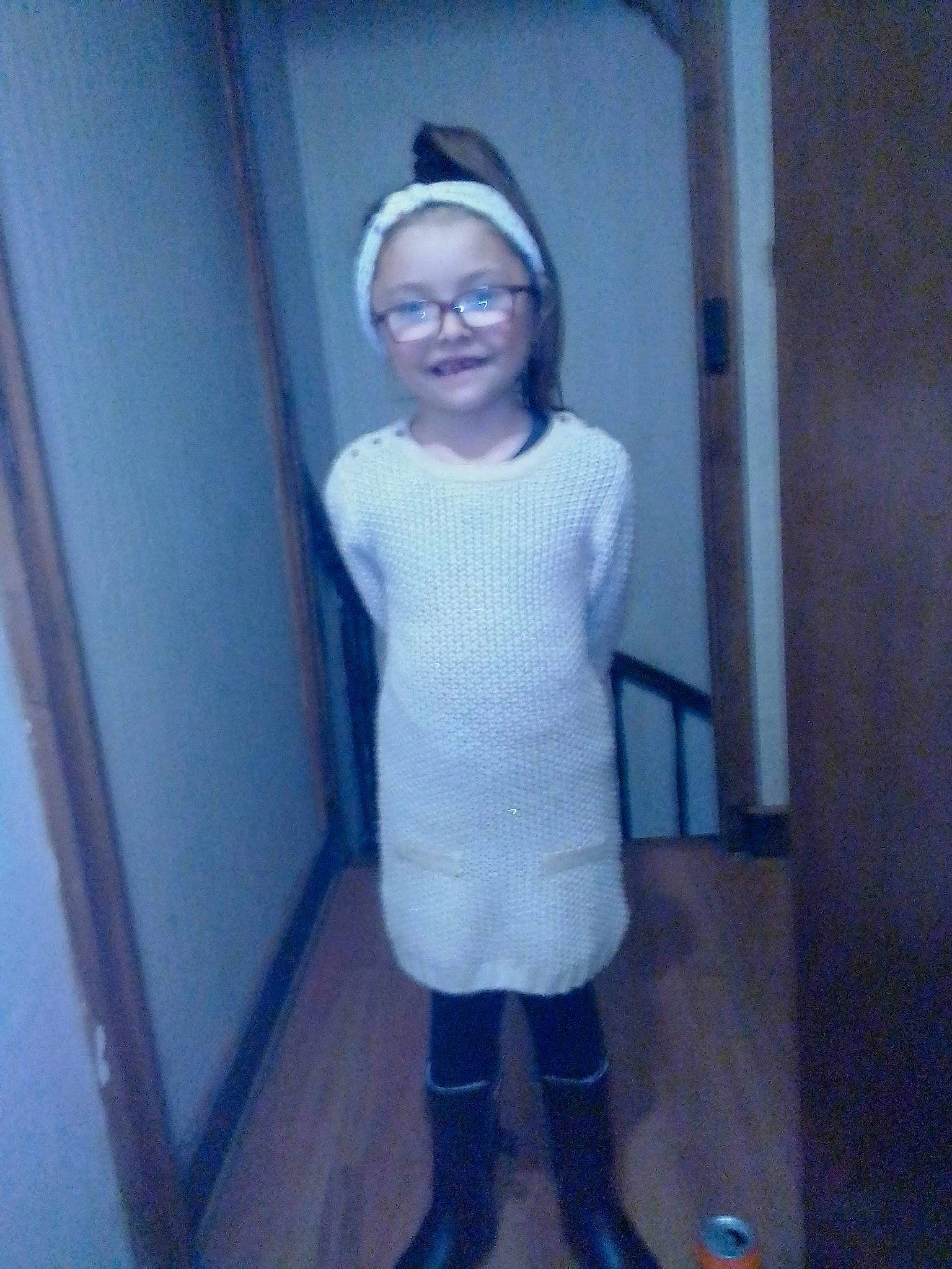 Loredama participe au concours pour gagner de l'argent avec cette photo : blue, cool, day, dress, eye, girl, glasses, hair, head, human_hair_color, joy, leg, person, photograph, product, purple, shoulder, smile, snapshot, standing