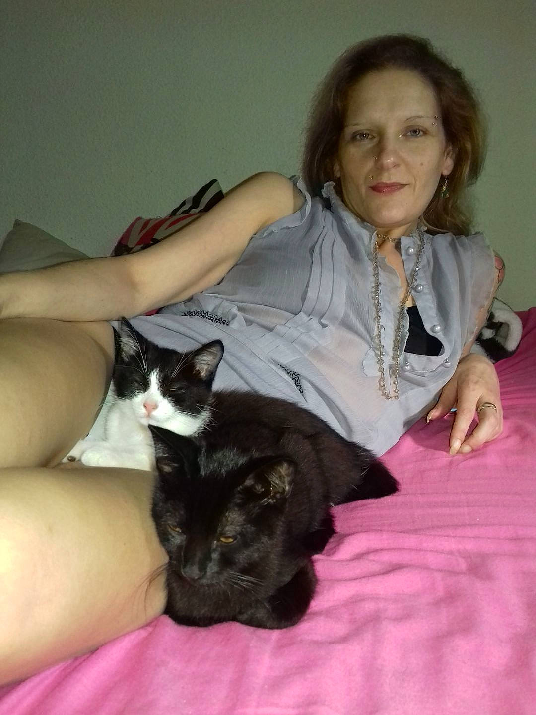 Lucifer Et Miou Miou participe au concours pour gagner de l'argent avec cette photo : bed, black_hair, carnivore, cat, comfort, companion_dog, couch, dog_breed, ear, felidae, formal_wear, fur, happy, human_leg, lap, long_hair, skin, small_to_medium_sized_cats, thigh, whiskers