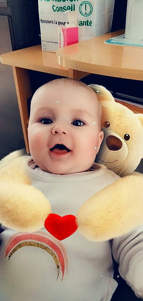 Mila a rejoint le concours — aidez-le/la à gagner de superbes lots ! baby, cheek, child, event, eye, facial_expression, fun, happy, head, human_body, mouth, nose, organ, person, skin, smile, stuffed_toy, teddy_bear, toddler, toy