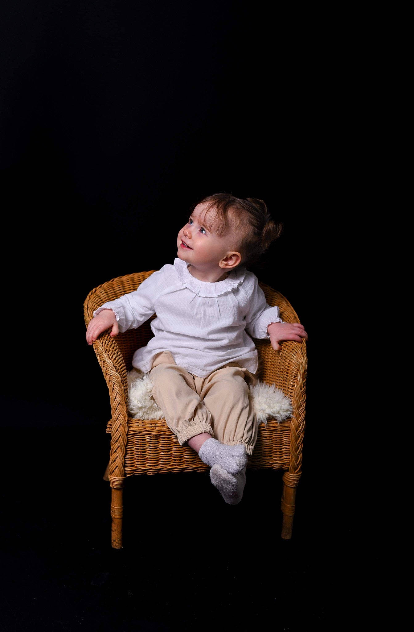 Kelia a rejoint le concours — aidez-le/la à gagner de superbes lots ! baby, baby_toddler_clothing, chair, cheek, child, comfort, darkness, event, flash_photography, fun, grass, human_leg, person, portrait, portrait_photography, room, sitting, sleeve, textile, toddler