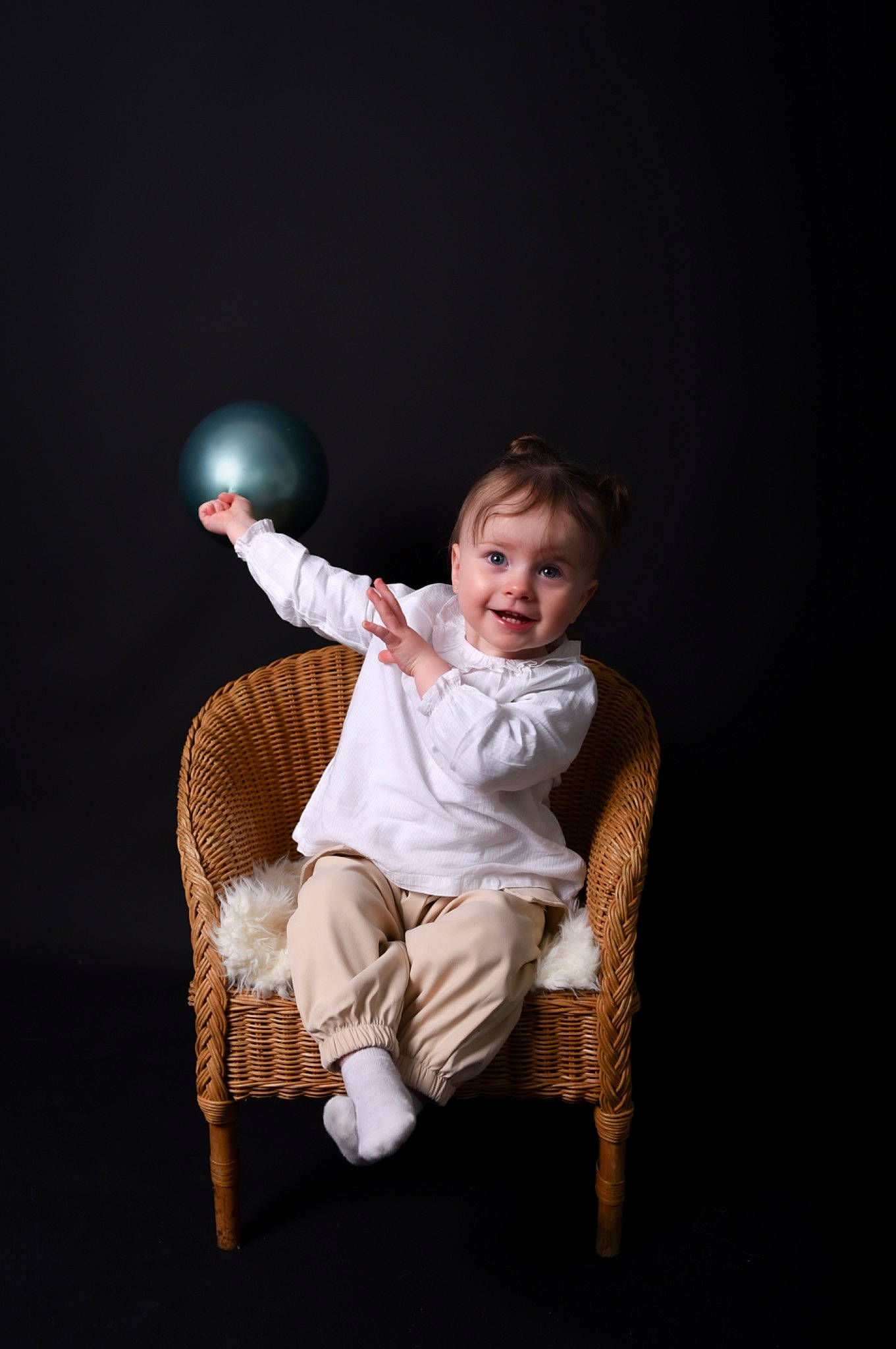 Kelia participe au concours pour gagner de l'argent avec cette photo : baby, ball, chair, child, comfort, darkness, entertainment, event, flash_photography, fun, furniture, grass, happy, joy, knee, performing_arts, person, room, sitting, smile