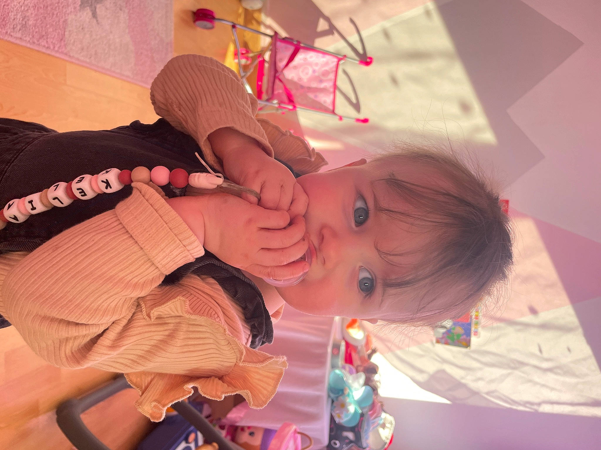 Kelia a rejoint le concours — aidez-le/la à gagner de superbes lots ! arm, baby, baby_toddler_clothing, cheek, child, dress, event, eyelash, finger, fun, hand, happy, mouth, nail, orange, pattern, person, pink, skin, thumb