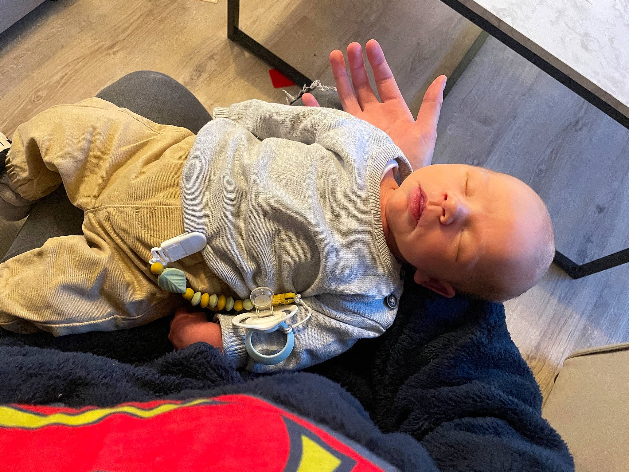 Mahé participe au concours pour gagner de l'argent avec cette photo : baby, baby_products, child, comfort, flooring, gesture, knee, linens, nap, person, room, sitting, sleep, toddler, wood