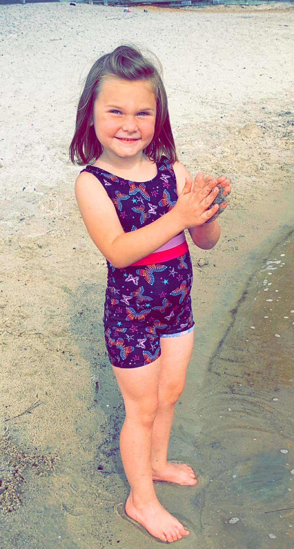 Haven is registered to the contest to win money with this photo: arm, eye, face, facial_expression, gesture, hair, hairstyle, hand, happy, head, human_body, iris, joy, lip, neck, people_in_nature, person, shoulder, skin, sleeve