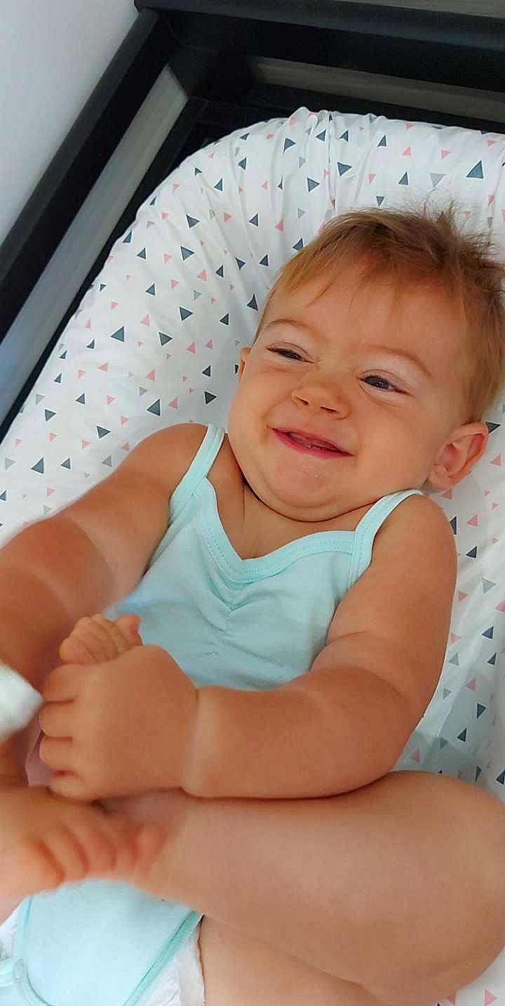 Lyla participe au concours pour gagner de l'argent avec cette photo : arm, baby, baby_toddler_clothing, cheek, chin, comfort, eye, face, facial_expression, finger, happy, iris, joy, mouth, muscle, person, skin, smile, stomach, thigh