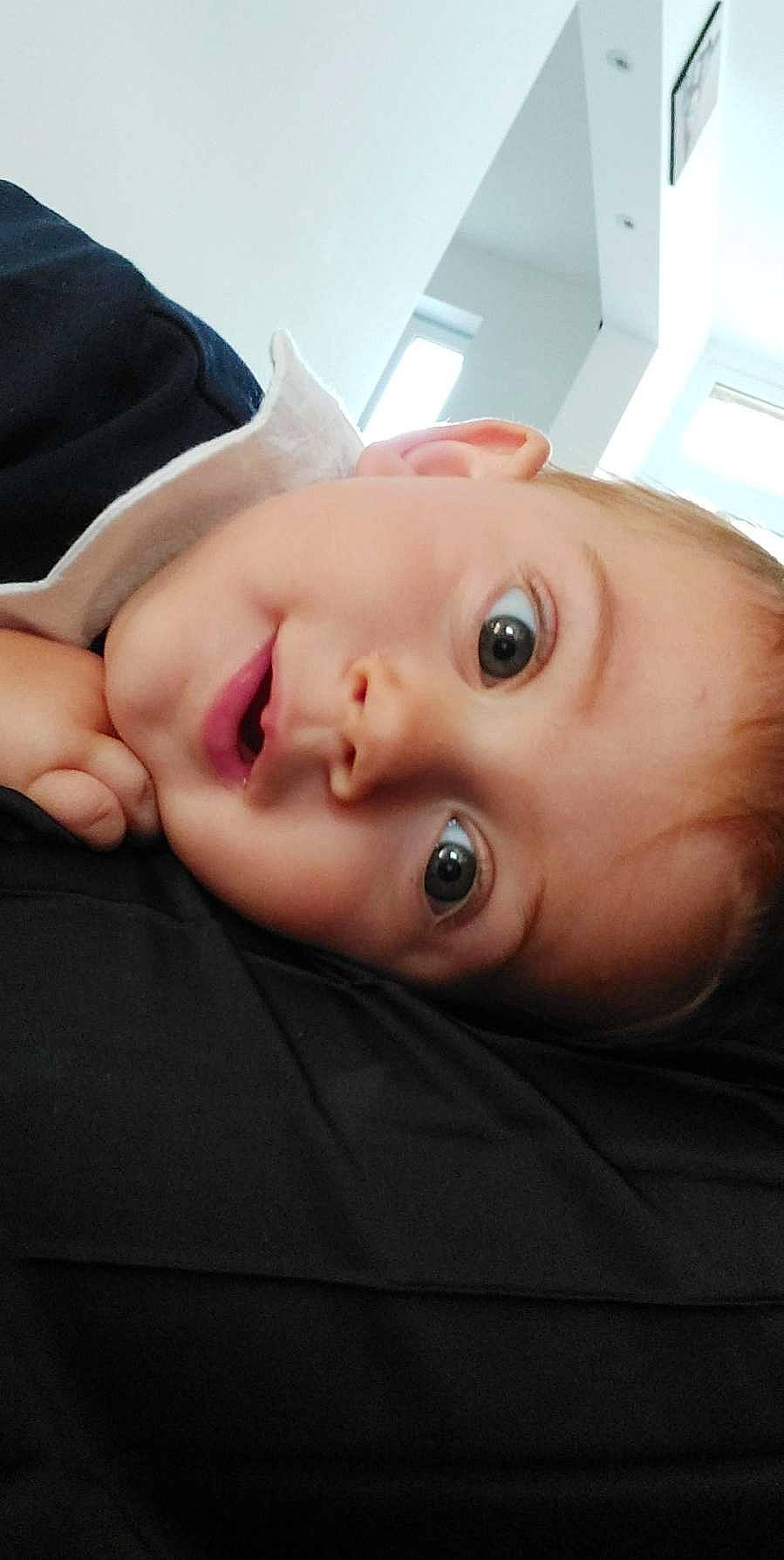 Lyla a rejoint le concours — aidez-le/la à gagner de superbes lots ! baby, baby_toddler_clothing, cheek, child, chin, close_up, comfort, eyebrow, eyelash, forehead, jaw, lip, mouth, nose, person, portrait_photography, room, skin, sleeve, smile