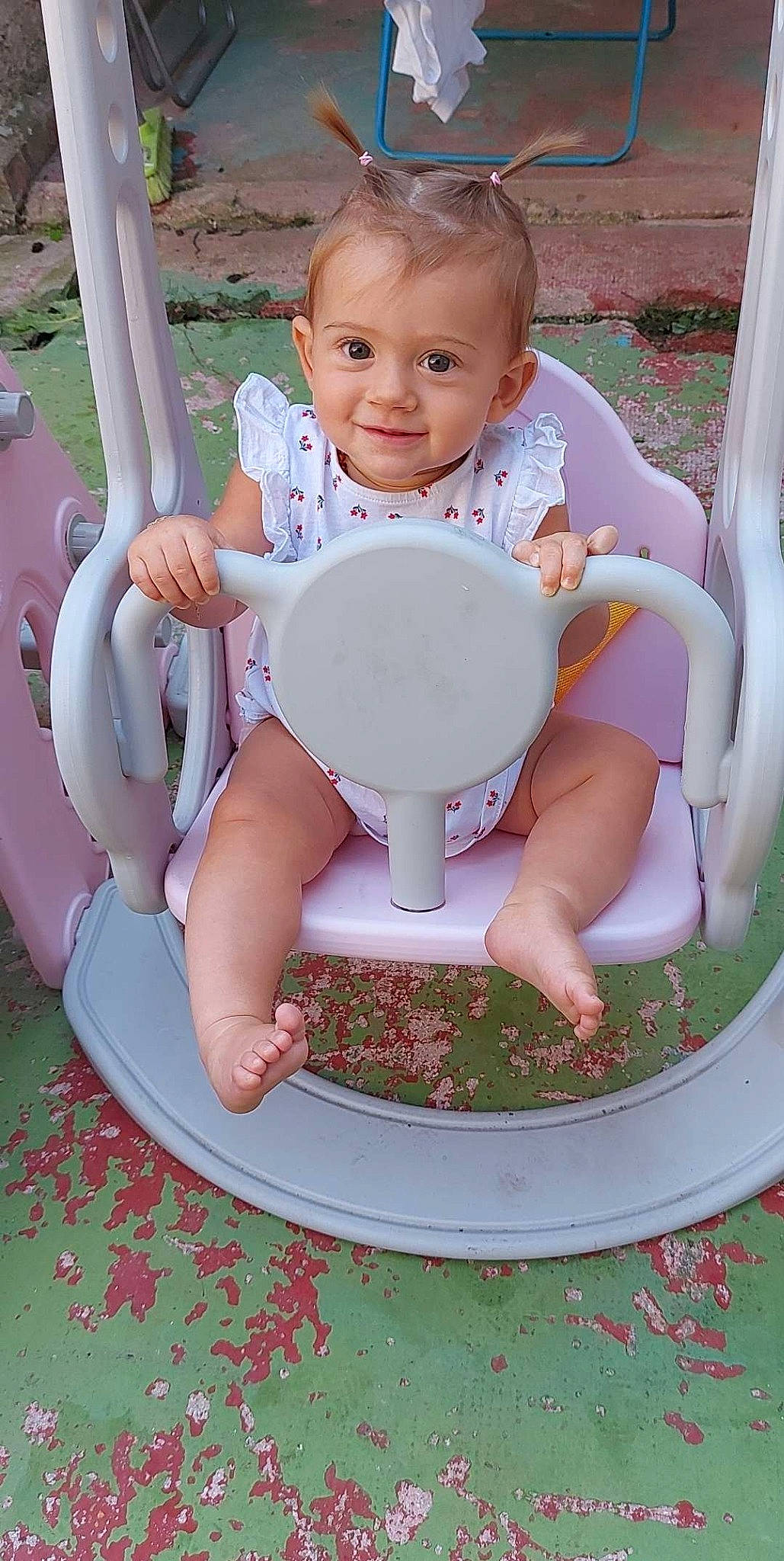 Lyla a rejoint le concours — aidez-le/la à gagner de superbes lots ! baby, baby_products, baby_toddler_clothing, chair, child, comfort, dishware, facial_expression, finger, fun, happy, joy, leisure, person, pink, plant, recreation, serveware, skin, tableware