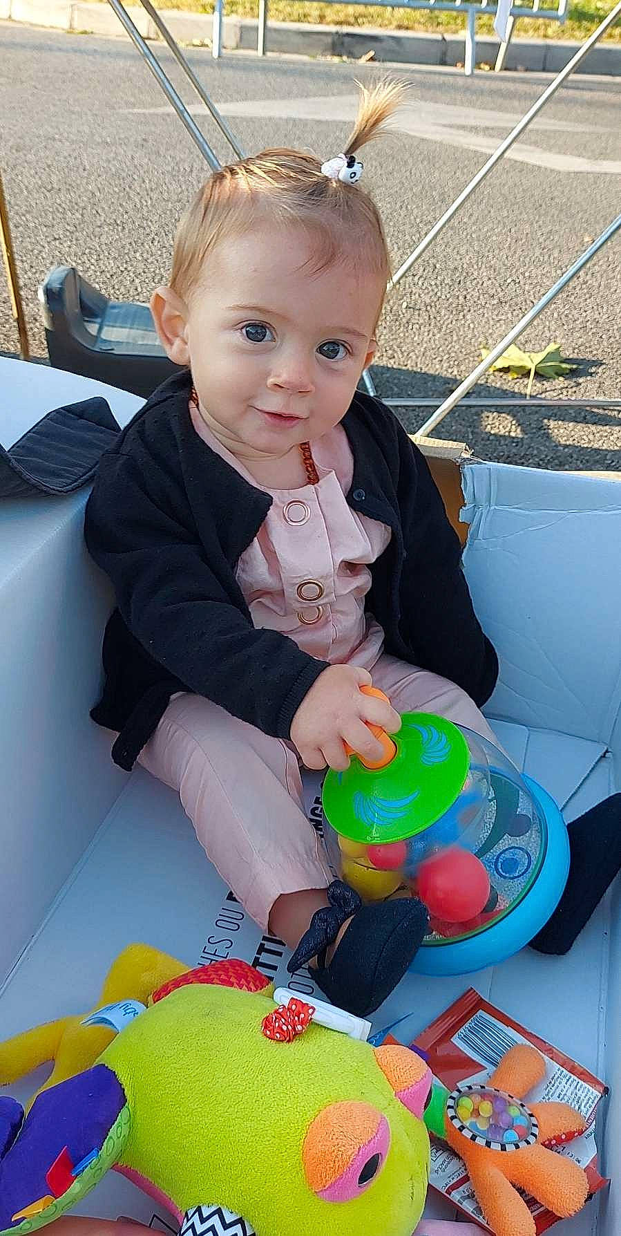 Lyla participe au concours pour gagner de l'argent avec cette photo : baby, baby_playing_with_toys, baby_products, baby_toddler_clothing, blue, child, comfort, design, fun, happy, leisure, person, product, sitting, skin, smile, sock, toddler, toy, white