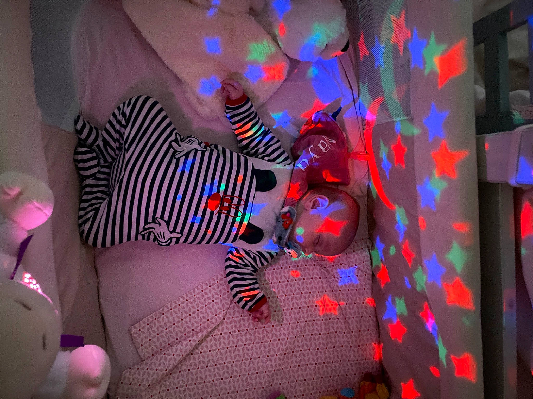 Maya participe au concours pour gagner de l'argent avec cette photo : art, artist, electric_blue, entertainment, event, fun, graphics, light, magenta, music, pattern, performing_arts, person, pink, purple, space, tree, violet, visual_arts, visual_effect_lighting