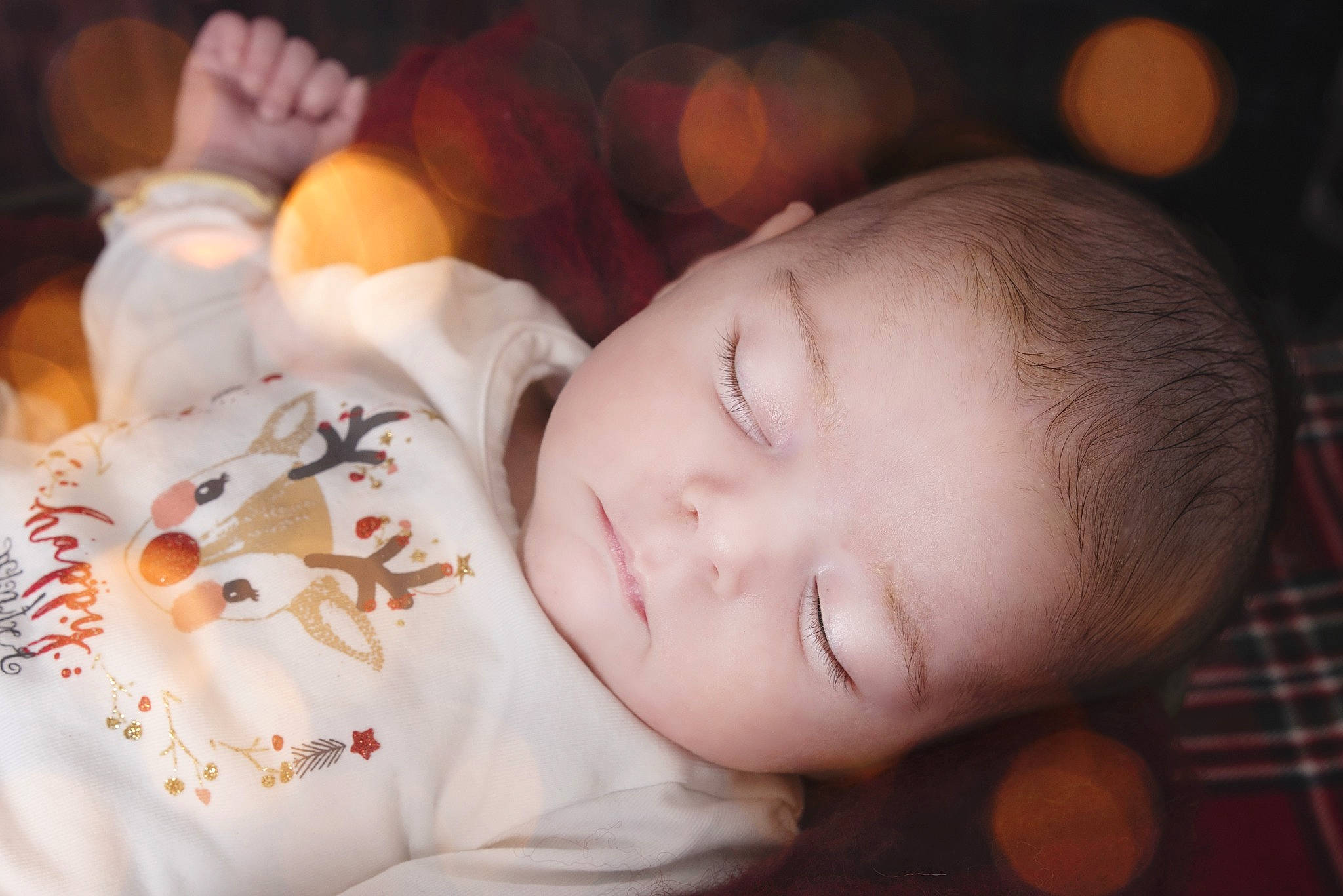 Louce a rejoint le concours — aidez-le/la à gagner de superbes lots ! baby, baby_products, baby_sleeping, baby_toddler_clothing, bedtime, cheek, child, comfort, forehead, human, lip, nap, orange, peach, person, plaid, skin, sleep, tartan, textile