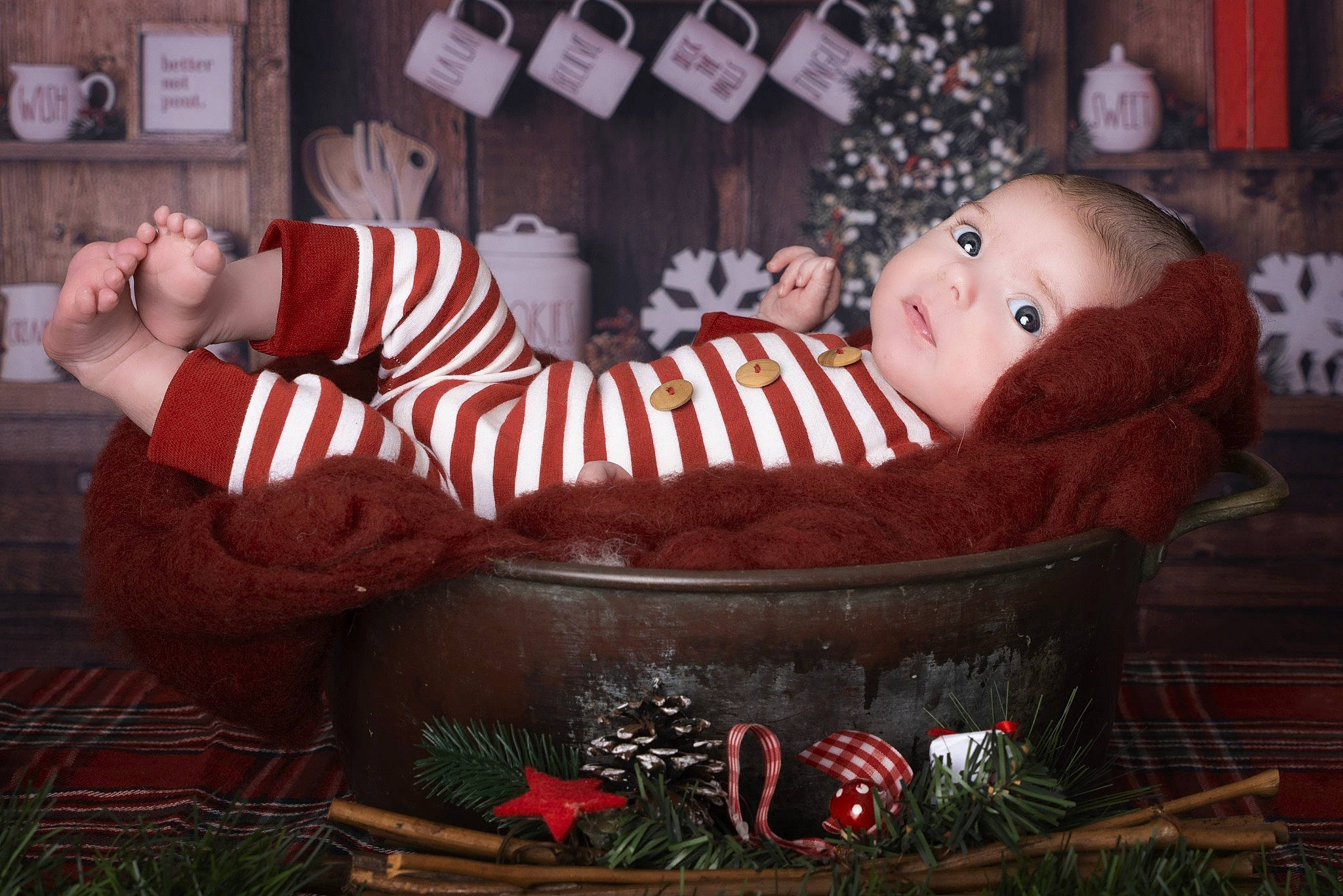 Louce a rejoint le concours — aidez-le/la à gagner de superbes lots ! baby, baby_products, baby_toddler_clothing, child, christmas, christmas_decoration, christmas_eve, christmas_ornament, comfort, holiday, home_accessories, interior_design, lap, living_room, ornament, person, toddler, toy