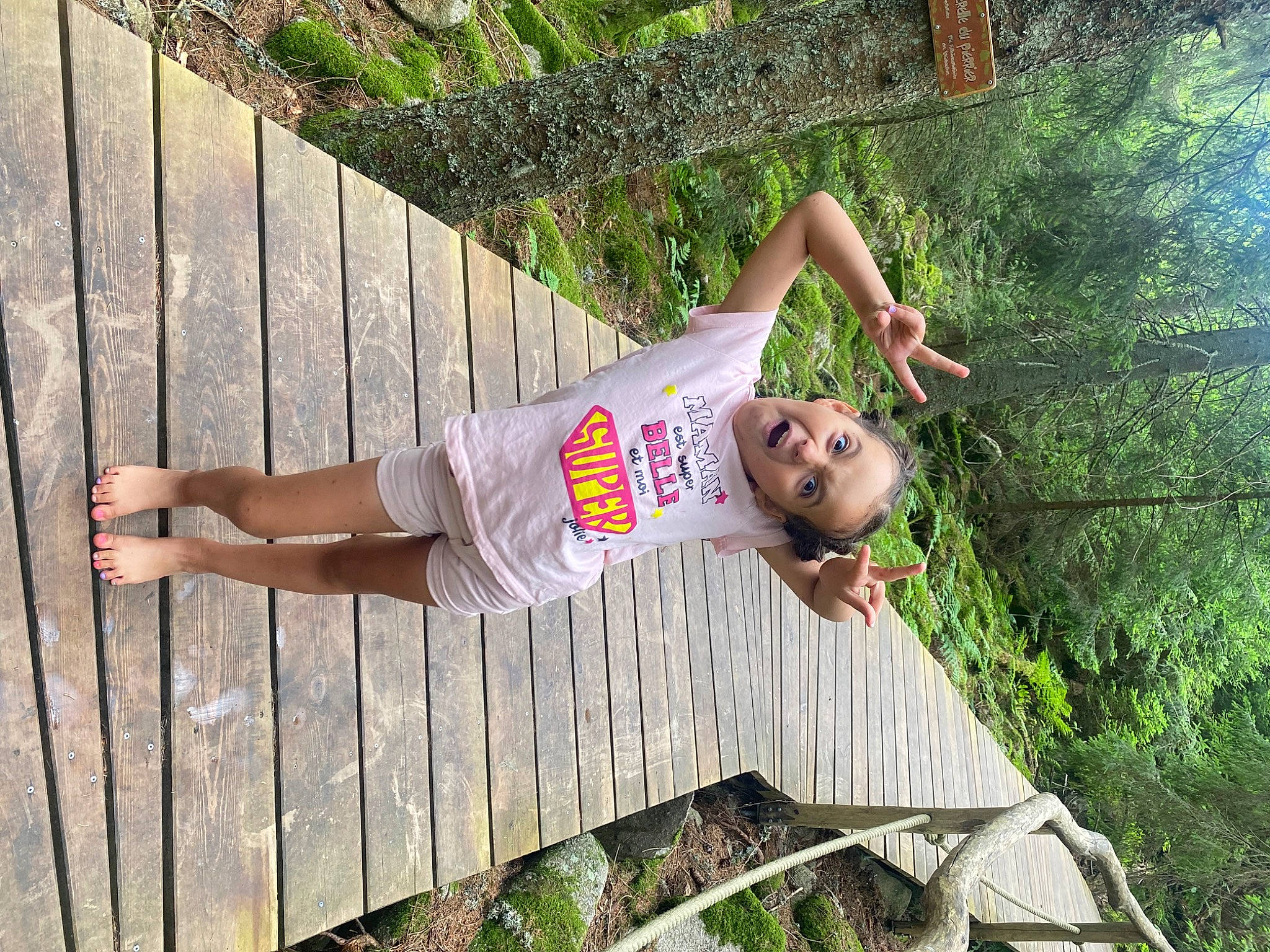 Hidaya participe au concours pour gagner de l'argent avec cette photo : anger, arm, fun, grass, happy, human_leg, leisure, people_in_nature, person, plant, summer, t_shirt, thigh, tree, trunk, vacation, waist, wood