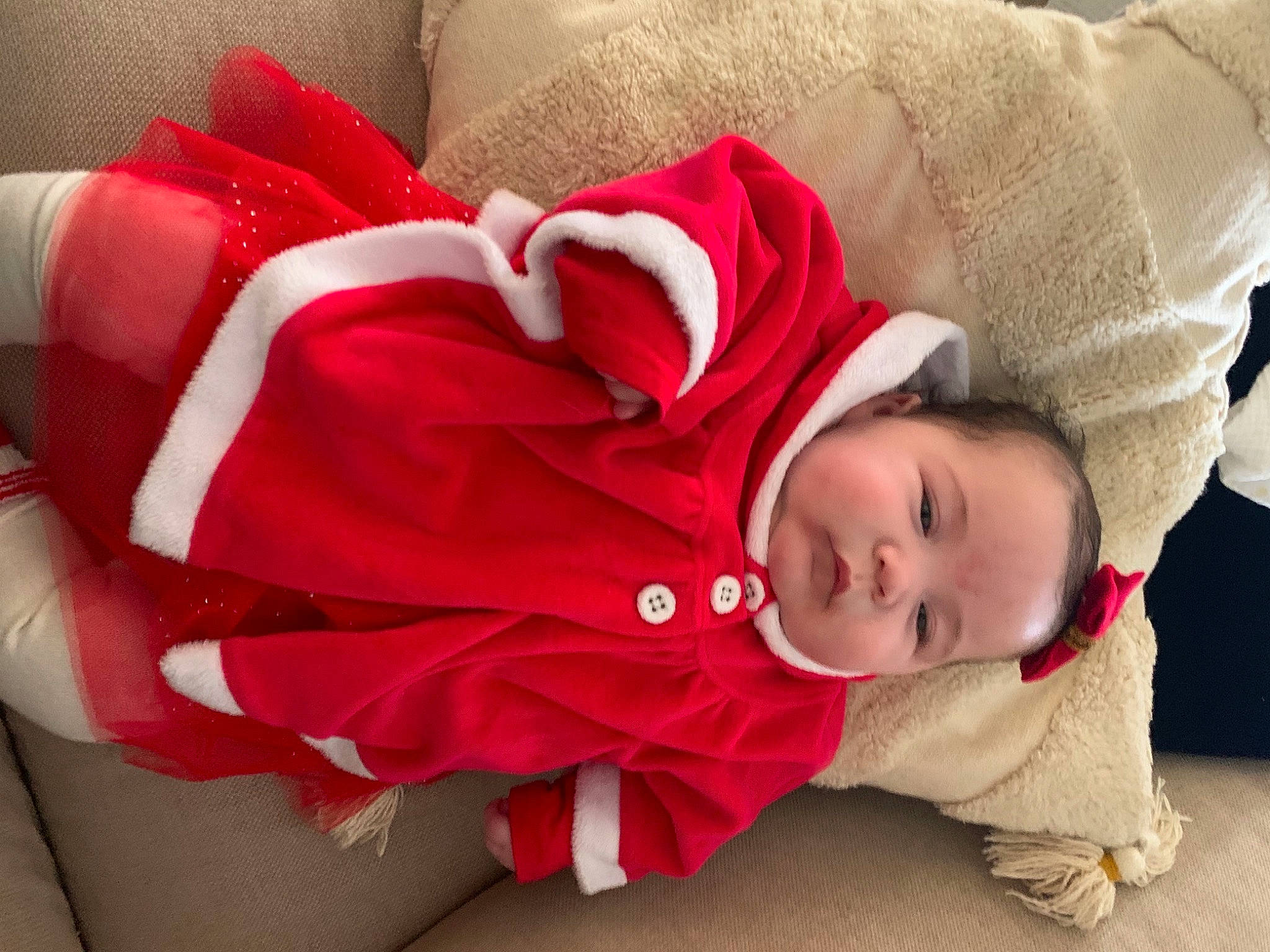 Victoire a rejoint le concours — aidez-le/la à gagner de superbes lots ! baby, baby_toddler_clothing, carmine, child, christmas, christmas_eve, comfort, costume_accessory, fictional_character, fur, holiday, human, person, red, textile, velvet