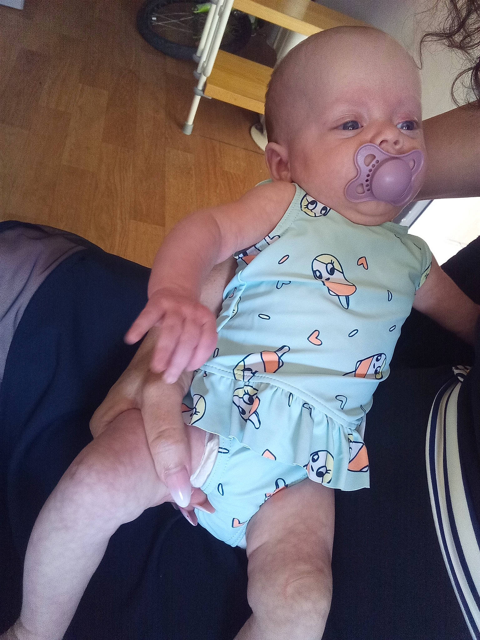 Anna participe au concours pour gagner de l'argent avec cette photo : baby, baby_toddler_clothing, cheek, comfort, eye, finger, gesture, hand, human_body, joint, knee, leg, muscle, neck, person, skin, sleeve, stomach, thigh, thumb