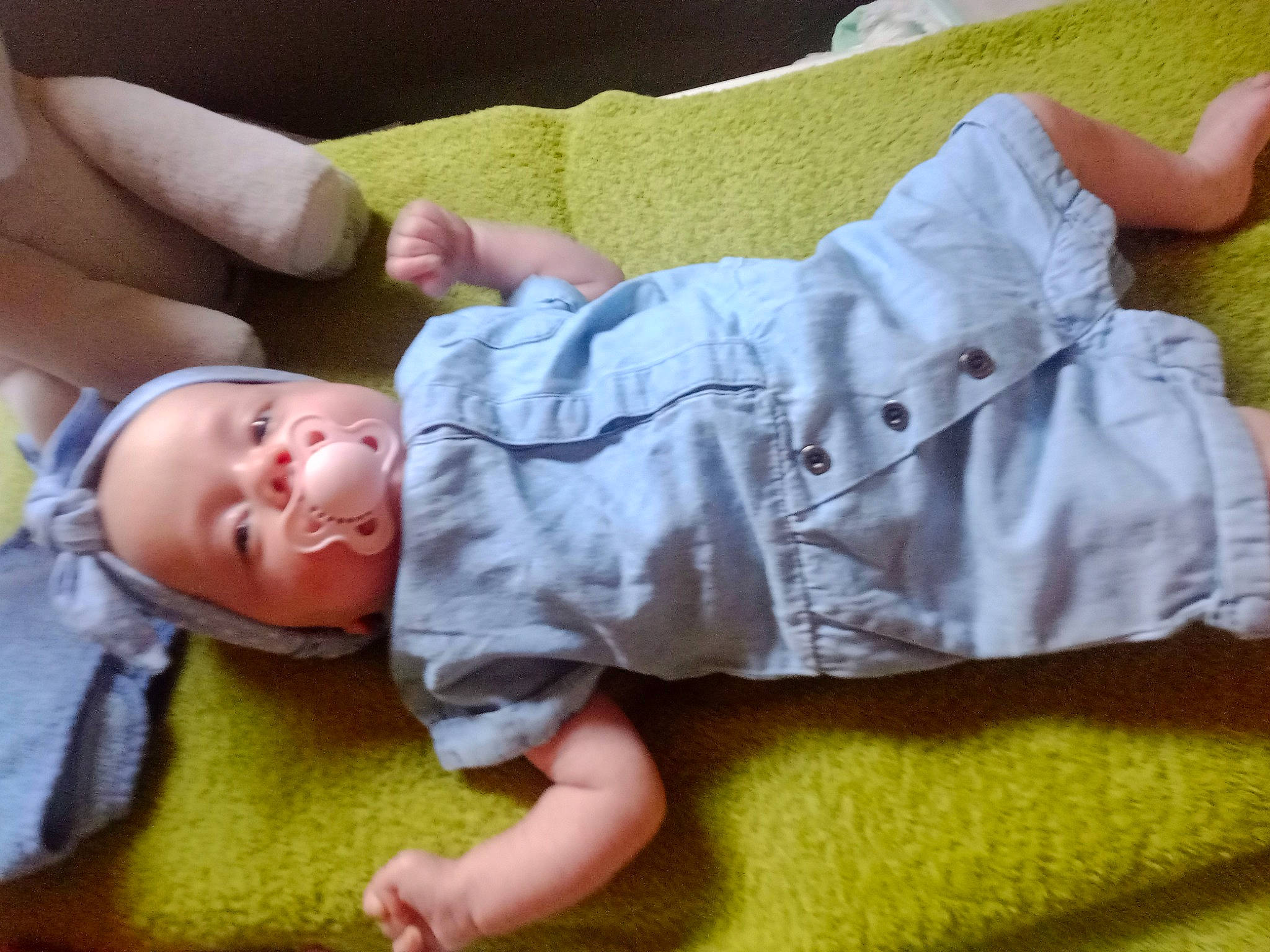 Anna participe au concours pour gagner de l'argent avec cette photo : abdomen, baby, baby_products, baby_sleeping, baby_toddler_clothing, cheek, child, comfort, elbow, eye, finger, flooring, gesture, hand, joint, knee, person, skin, sleeve, thumb