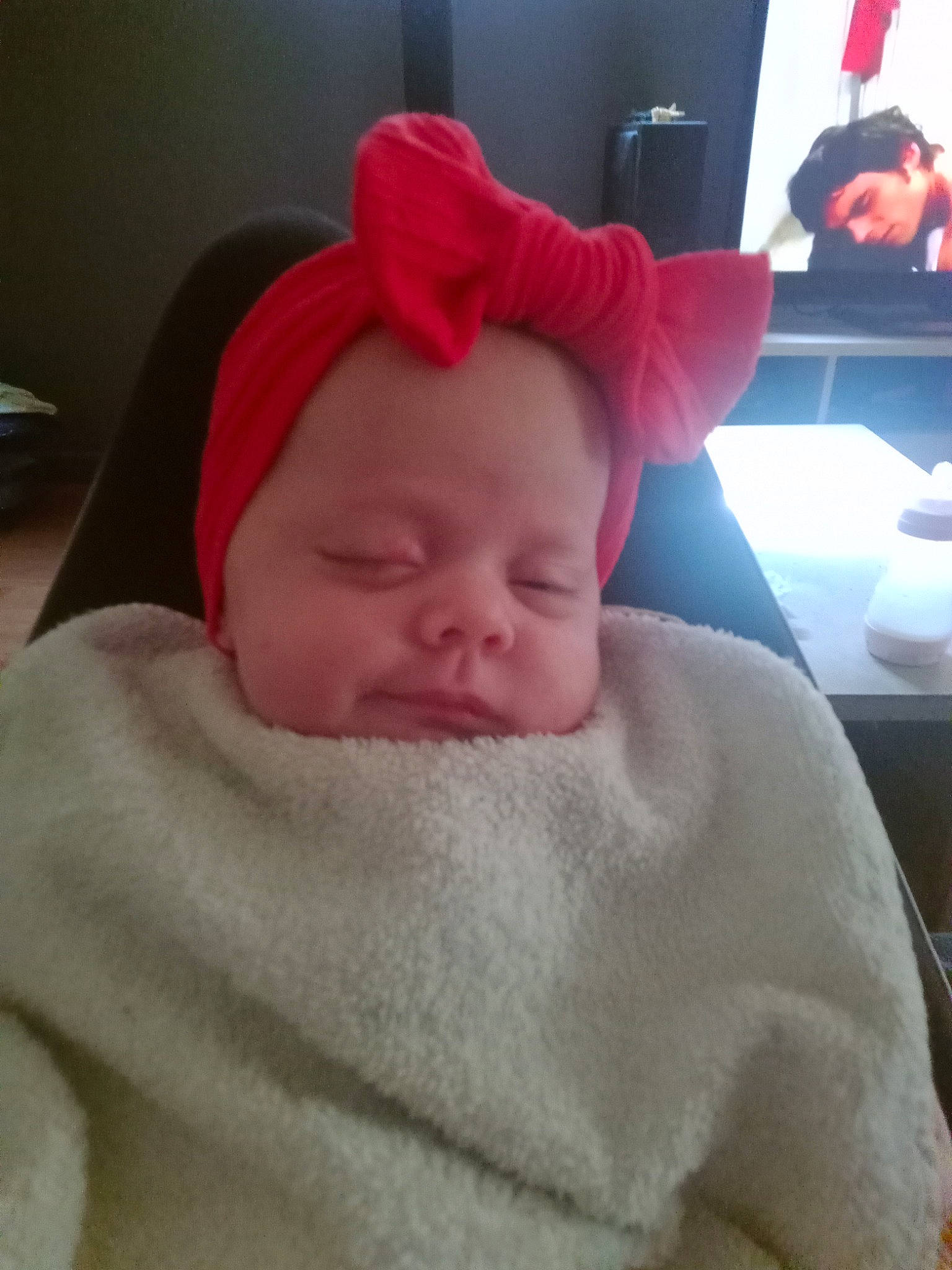 Anna a rejoint le concours — aidez-le/la à gagner de superbes lots ! baby, baby_sleeping, baby_toddler_clothing, cap, carmine, cheek, child, comfort, fur, hat, linens, mouth, person, room, television, toddler