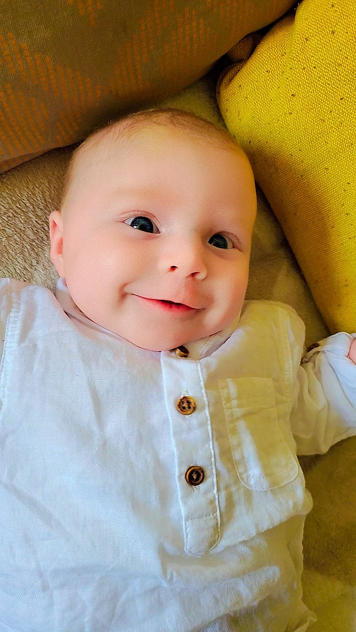 éden participe au concours pour gagner de l'argent avec cette photo : baby, baby_products, baby_toddler_clothing, cheek, child, chin, collar, comfort, dress_shirt, formal_wear, happy, iris, joy, linens, pattern, person, sitting, skin, sleeve, smile