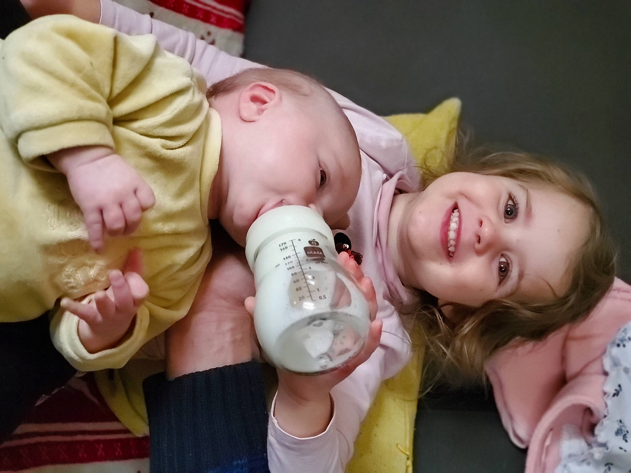 éden participe au concours pour gagner de l'argent avec cette photo : baby, baby_bottle, baby_toddler_clothing, cheek, child, comfort, drinkware, eye, eyelash, finger, fun, hand, happy, joy, lip, mouth, nose, person, plastic_bottle, skin