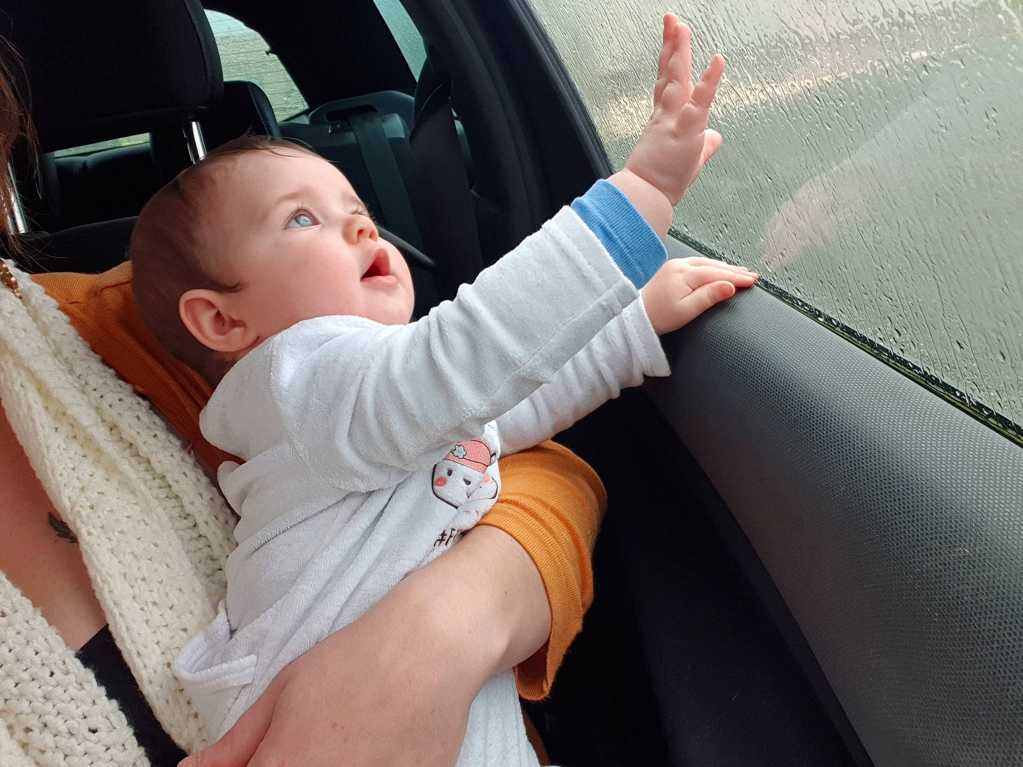Layana a rejoint le concours — aidez-le/la à gagner de superbes lots ! arm, auto_part, baby, baby_in_car_seat, car, car_seat, child, comfort, finger, gesture, hand, person, product, seat_belt, toddler, vehicle