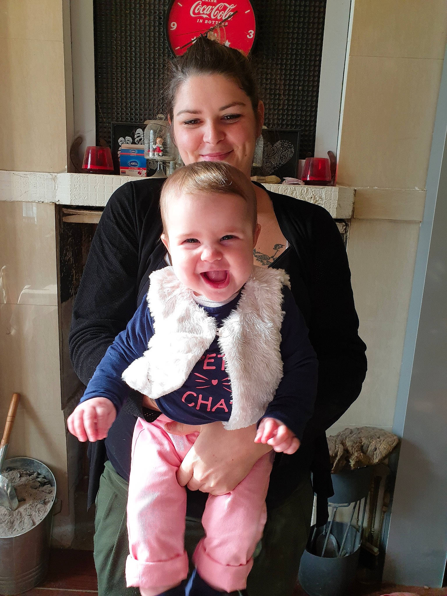 Layana participe au concours pour gagner de l'argent avec cette photo : baby, baby_toddler_clothing, child, hair_accessory, headband, joy, outerwear, person, smile, toddler