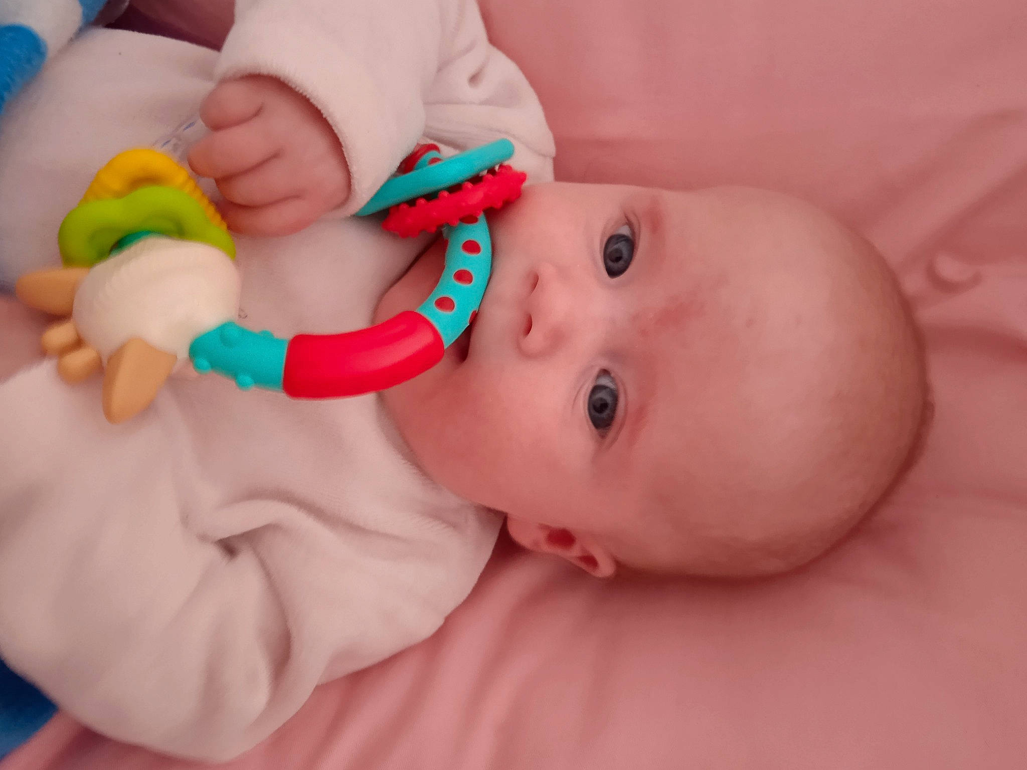 Rose a rejoint le concours — aidez-le/la à gagner de superbes lots ! arm, baby, baby_toddler_clothing, cheek, eye, eyebrow, eyelash, finger, gesture, hand, happy, human_body, iris, lip, mouth, neck, nose, person, pink, skin