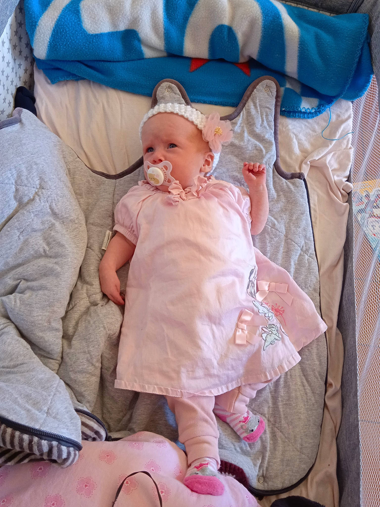 Rose participe au concours pour gagner de l'argent avec cette photo : baby, baby_products, baby_sleeping, baby_toddler_clothing, bedding, cheek, child, comfort, finger, linens, pattern, person, pink, product, room, sitting, skin, sleeve, textile, thigh