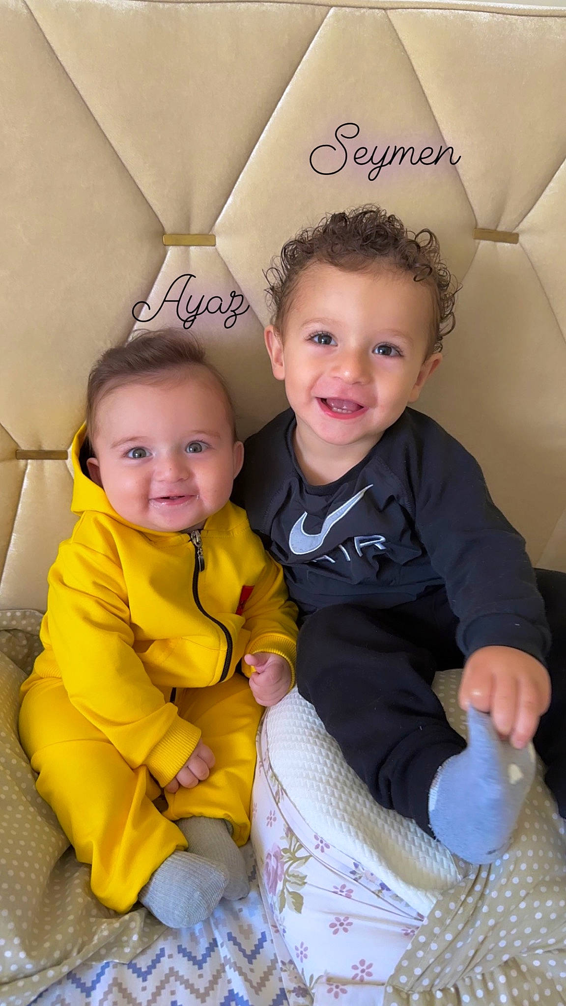 Seymen participe au concours pour gagner de l'argent avec cette photo : baby_toddler_clothing, child, comfort, couch, event, eye, facial_expression, finger, fun, gesture, happy, head, human_body, iris, joy, person, skin, sleeve, smile, standing