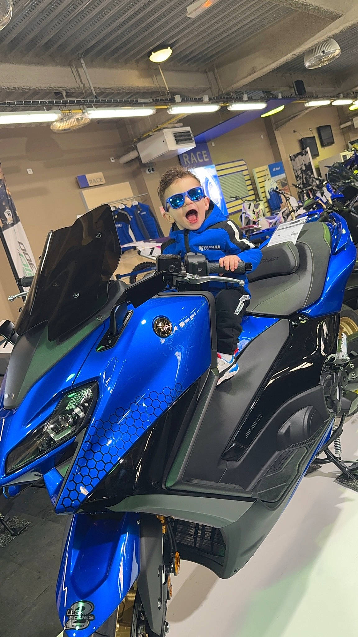 Seymen participe au concours pour gagner de l'argent avec cette photo : auto_part, automotive_design, automotive_exterior, automotive_lighting, automotive_tire, automotive_wheel_system, electric_blue, engineering, fender, headlamp, hood, machine, motor_vehicle, motorcycle, motorcycle_accessories, motorcycle_fairing, person, rim, tire, vehicle