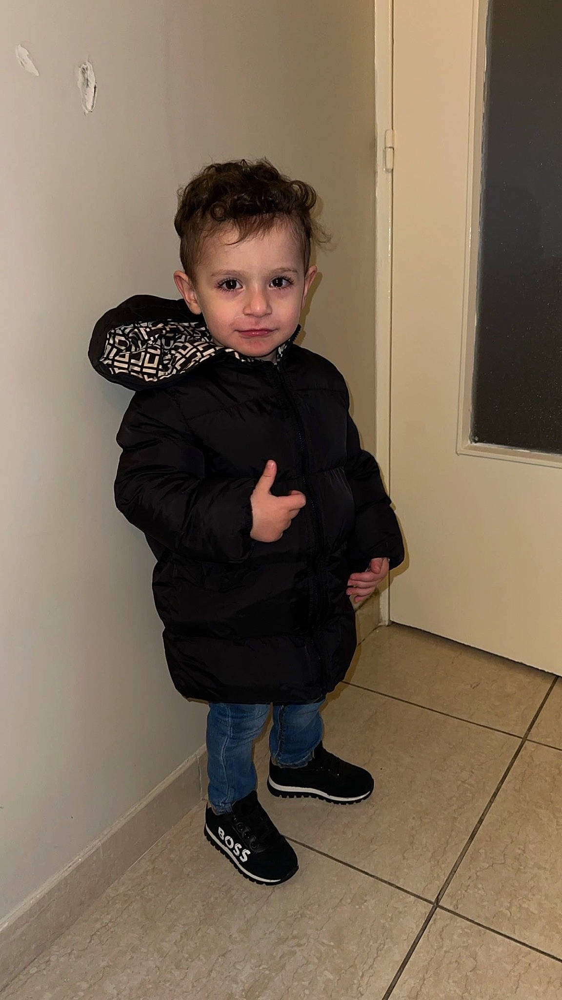 Seymen a rejoint le concours — aidez-le/la à gagner de superbes lots ! boot, cheek, child, flash_photography, flooring, fun, fur, gesture, hair, head, iris, jeans, joint, knee, leg, outerwear, person, shoulder, sleeve, standing