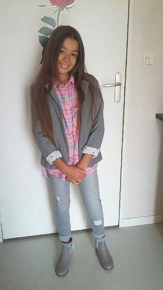 Maïssane a rejoint le concours — aidez-le/la à gagner de superbes lots ! beauty, clothing, day, denim, fashion, fashion_accessory, footwear, fun, girl, jeans, joy, leg, outerwear, person, pink, product, scarf, shoulder, snapshot, standing