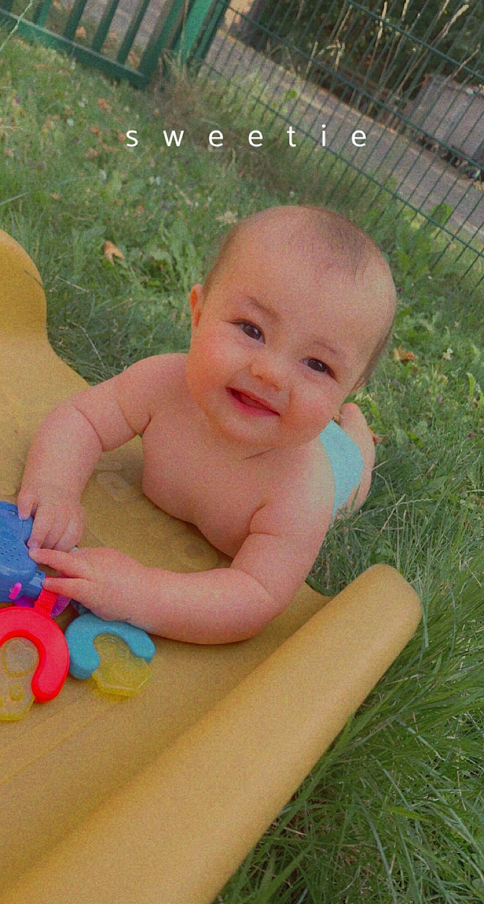 Kenzo participe au concours pour gagner de l'argent avec cette photo : baby, baby_laughing, baby_playing_with_toys, baby_products, baby_toddler_clothing, cheek, child, facial_expression, finger, fun, grass, happy, joy, leisure, people_in_nature, person, plant, sitting, skin, smile