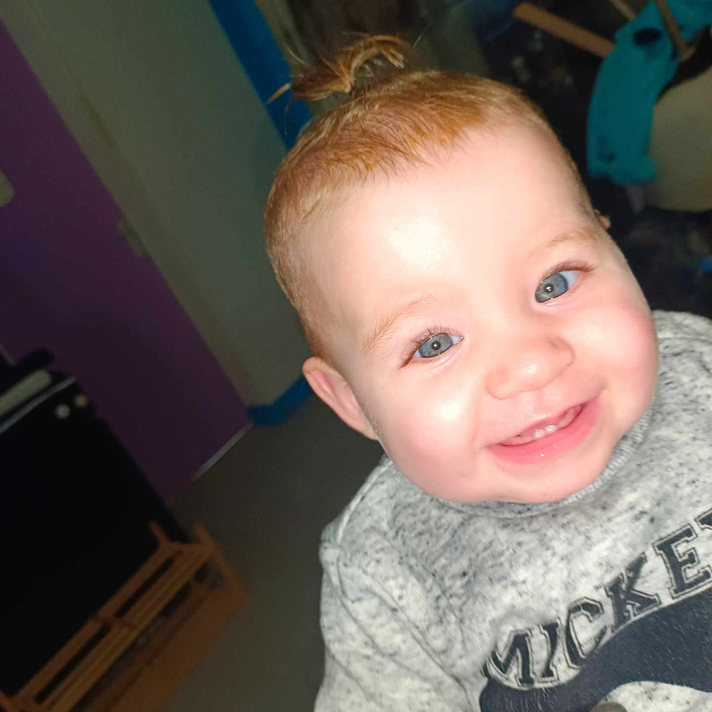 Hylda a rejoint le concours — aidez-le/la à gagner de superbes lots ! baby, blue_eyes, child, closeup, clothing, cute, face, hair_tied, happy, indoor, infant, joy, mickey_mouse, person, portrait, skin, small_hands, smile, sweatshirt, toddler